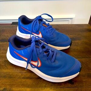 Nike Boys athletic shoes Size 3.5
